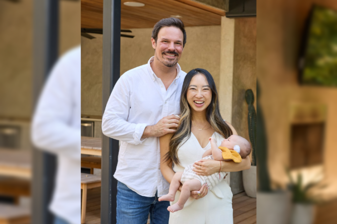 Vợ chồng Ko và Campbell cùng con trai đầu lòng. Ảnh: WSJ