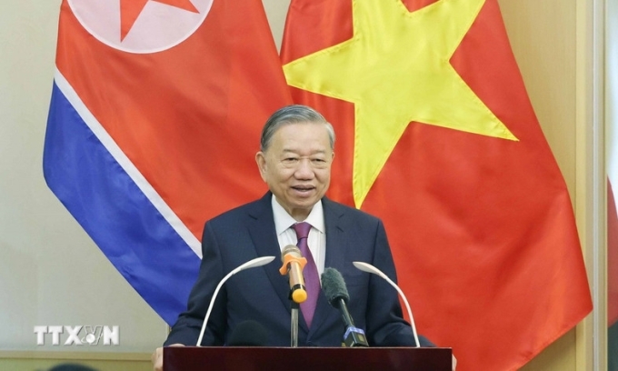 Tổng Bí thư Tô Lâm trò chuyện với cán bộ, nhân viên Đại sứ quán Việt Nam tại Triều Tiên ngày 10/10. Ảnh: TTXVN