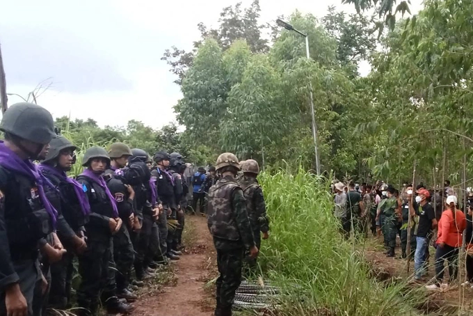 Binh sĩ Thái Lan (trái) đối đầu người dân Campuchia tại khu vực biên giới tranh chấp ngày 17/9. Ảnh: AFP