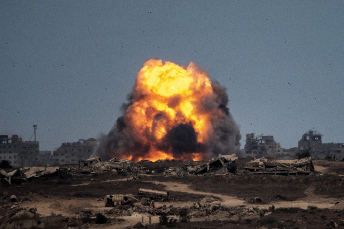 Khói lửa bốc lên sau khi Israel không kích vào Dải Gaza ngày 9/10. Ảnh: AFP