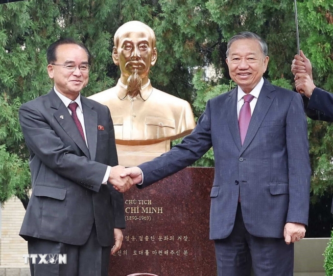 Tổng Bí thư Tô Lâm và Trưởng ban Tổ chức Trung ương Đảng Lao động Triều Tiên Cho Yong Won ở Đại sứ quán Việt Nam tại Triều Tiên ngày 10/10. Ảnh: TTXVN