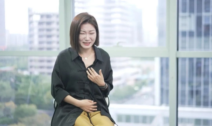 Vương Noãn Noãn nhiều lần không kìm được nước mắt khi kể lại trải nghiệm đau thương. Ảnh: Global People