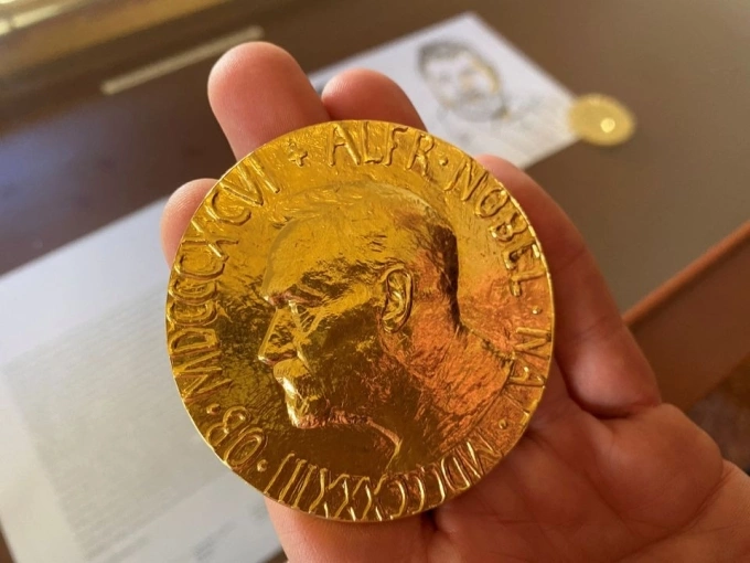 Bản sao huy chương Nobel trưng bày bên trong Viện Nobel Na Uy, Oslo, hồi năm 2022. Ảnh: Reuters