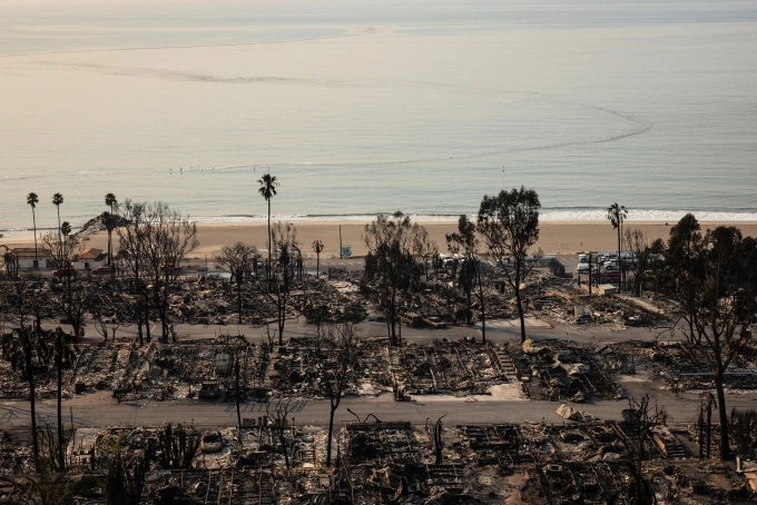 Những ngôi nhà bị phá hủy trong đám cháy Palisades ở hạt Los Angeles ngày 10/1. Ảnh: AFP