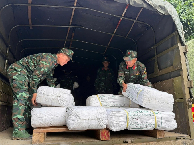 Bộ đội vận chuyển hàng hoá tới các địa phương đang ngập nặng, ngày 10/10. Ảnh: Thăng Bảy
