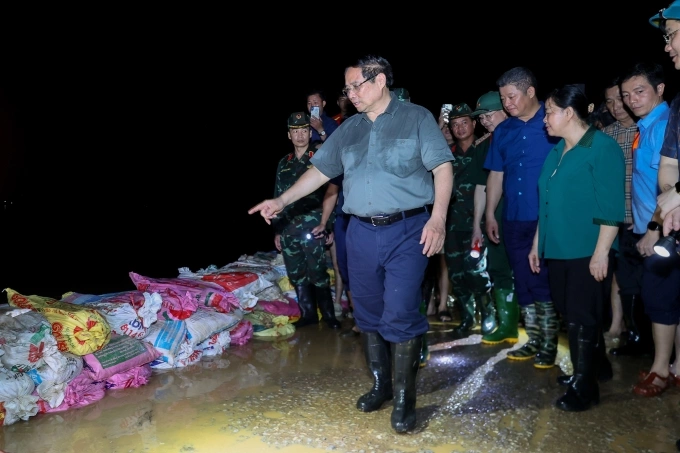 Thủ tướng Phạm Minh Chính kiểm tra công tác ứng phó với mưa lũ tại các xã Trung Giã, Đa Phúc, thành phố Hà Nội tối 9/10. Ảnh: Nhật Bắc