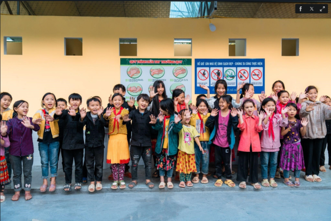 Niềm vui của các em học sinh ở Đồng Văn, Hà Giang khi trường có nhà vệ sinh mới do quỹ Hy vọng và Opella Việt Nam trao tặng trong khuôn khổ dự án Vệ sinh học đường, tháng 10/2023. Ảnh: Tùng Đinh