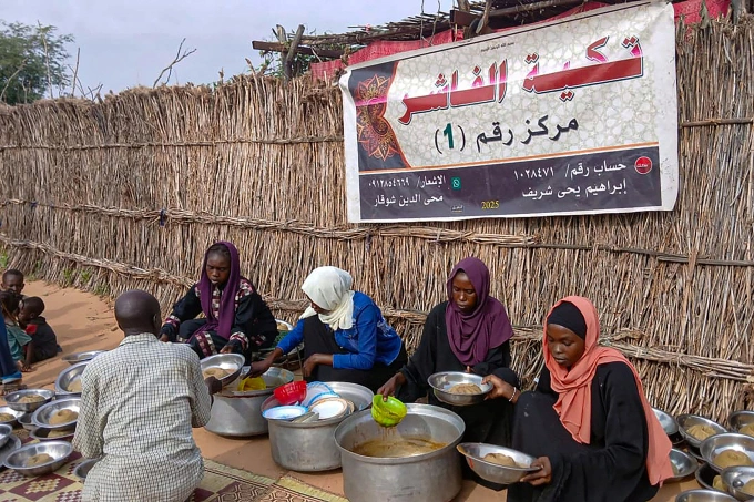 Các tình nguyện viên ERR làm việc ở bếp ăn từ thiện tại thành phố Al Fasher, Sudan, ngày 11/8. Ảnh: AFP