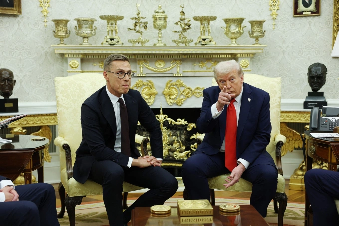 Tổng thống Mỹ Donald Trump (phải) cùng Tổng thống Phần Lan Alexander Stubb tại Nhà Trắng ngày 9/10. Ảnh: AFP