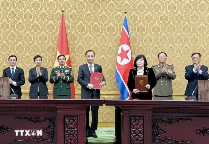 Lễ ký Ý định thư hợp tác giữa Bộ Ngoại giao Việt Nam và Bộ Ngoại giao Triều Tiên. Ảnh: TTXVN