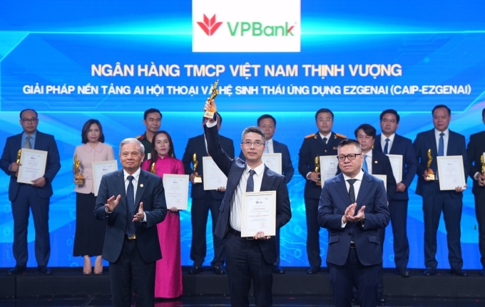 Đại diện VPBank nhận giải thưởng tại Vietnam Digital Awards 2025. Ảnh: VPBank
