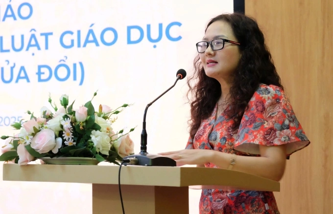Bà Mai Thị Anh, Vụ trưởng Vụ Pháp chế, trao đổi một số điểm mới của Luật Giáo dục và Giáo dục đại học, chiều 10/10. Ảnh: Lệ Nguyễn