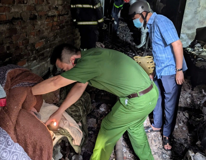 Tới trưa cùng ngày, cảnh sát vẫn phong tỏa hiện trường, ngõ vào ngôi nhà cháy để tìm hiểu nguyên nhân.