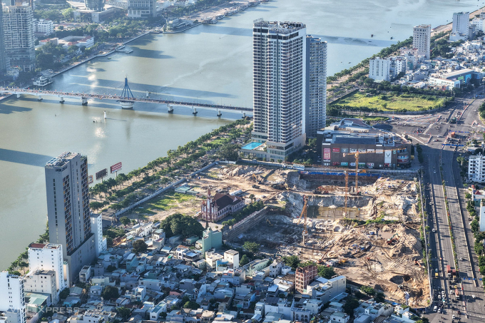 Hai dự án Capital Square 3 và Capital Square 2 ven biển Đà Nẵng đang trong quá trình làm móng để xây dựng, tháng 10/2025. Ảnh: Nguyễn Đông