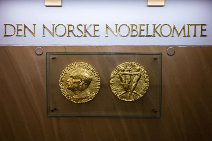 Mô hình huy chương Nobel Hòa bình trưng bày tại Viện Nobel Na Uy, Oslo tháng 9/2024. Ảnh: AFP