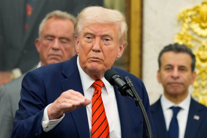 Tổng thống Mỹ Donald Trump tại Phòng Bầu dục ở Nhà Trắng ngày 10/10. Ảnh: AP