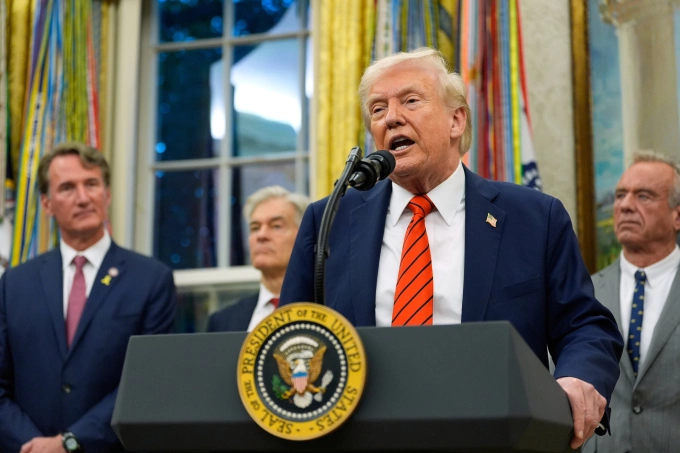 Tổng thống Mỹ Donald Trump phát biểu tại Nhà Trắng ngày 10/10. Ảnh: AP