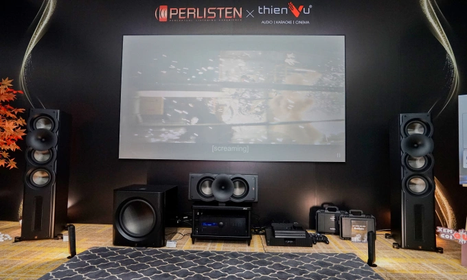Thiên Vũ Audio giới thiệu giải pháp sử dụng các thiết bị âm thanh và hình ảnh Perlisten 5.1 chuẩn THX - tiêu chuẩn chất lượng âm thanh và hình ảnh dành cho rạp chiếu phim, rạp hát và hệ thống giải trí gia đình. Bên cạnh việc xem phim, người dùng cũng có thể dùng cho nghe nhạc chất lượng cao. Phòng phim này có giá hơn một tỷ đồng, riêng loa là 700 triệu đồng.