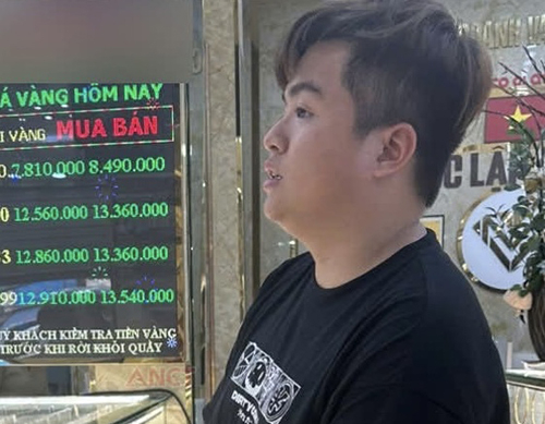 Trần Hồng Phát tại nơi bán trang sức trộm được, ở phường Ninh Kiều. Ảnh: Công an Cần Thơ