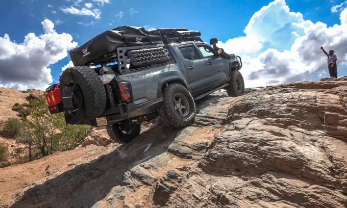 Bán tải Toyota Tacoma TRD Off-road 4x4 vượt địa hình tại Mỹ. Ảnh: Adventure Rigs