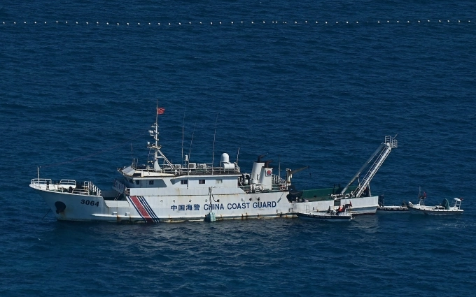Tàu hải cảnh Trung Quốc tại bãi cạn Scarborough tháng 2/2024. Ảnh: AFP