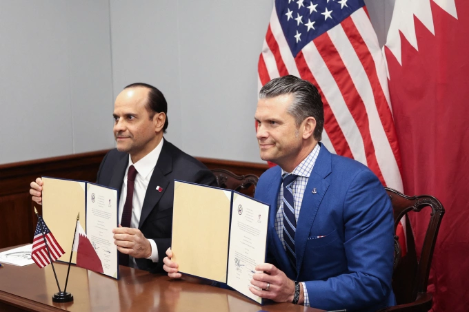 Bộ trưởng Quốc phòng Mỹ Pete Hegseth (phải) và người đồng cấp Qatar Saoud bin Abdulrahman al-Thani ký thỏa thuận tại Lầu Năm Góc ngày 10/10. Ảnh: AFP
