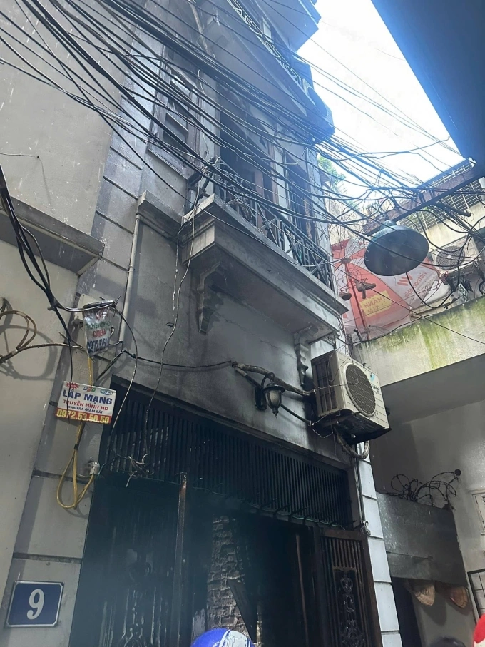 Khoảng 5h, ngôi nhà rộng chừng 30 m2 nằm cuối hẻm 12, ngách 17, ngõ 180 phố Kim Hoa, phường Văn Miếu - Quốc Tử Giám bốc cháy. Lửa bốc rất mạnh, lại xuất phát từ tầng 1 nơi để xe máy, bàn ghế sofe, tủ lạnh... nên người bên trong khó thoát ra ngoài. Đến khoảng hơn 6h, khi lửa được dập, tiếp cận bên trong, lực lượng cứ hỏa phát hiện cả 5 người đều đã chết. Vị trí bên ngoài khu vực cầu thang tầng 4 và gần tum.