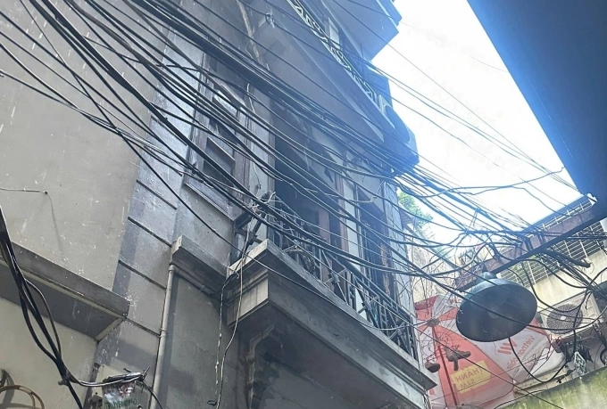 Ngôi nhà xảy ra dạng nhà ống, rộng khỏng 25 m2, các tầng cao đều có ban công nhỏ, hoàn toàn có thể thoát hiểm khi có cháy xảy ra.