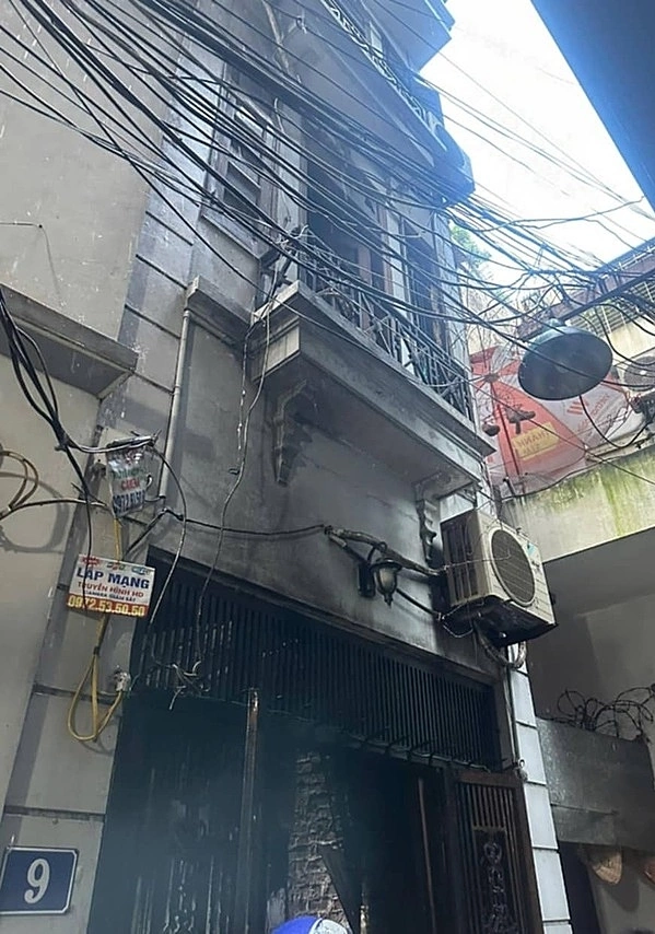 Ngôi nhà cháy nằm sâu trong ngách, mặt ngách rộng chưa tới 2 m.