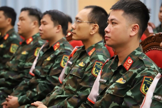 Các y bác sĩ thuộc Tổng cục Hậu cần - Kỹ thuật (Bộ Quốc phòng) trong lễ xuất quân hỗ trợ đồng bào vùng lũ. Ảnh: Hương Tú