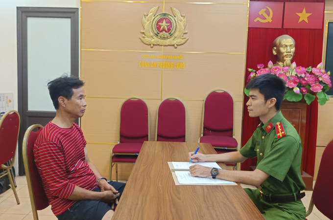 Công an làm việc với Hoàng Công Sơn. Ảnh: Linh Đan