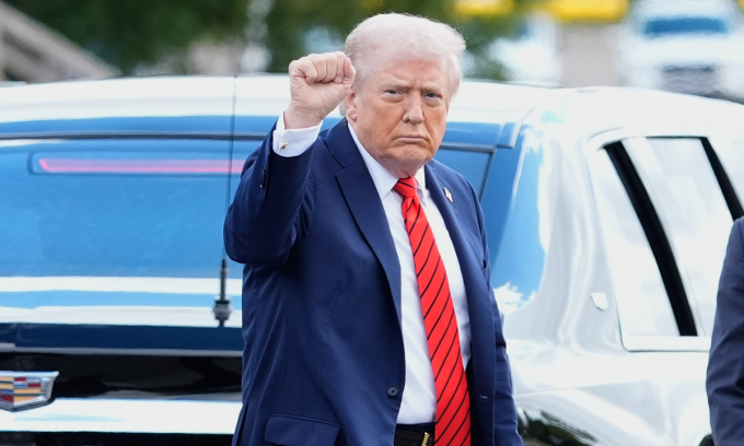 Ảnh trong bài viết: Ông Trump yêu cầu quân đội Mỹ tìm mọi cách trả lương cho binh sĩ Tổng thống Mỹ Donald Trump tại bệnh viện quân y Walter Reed ngày 10/10. Ảnh: AP