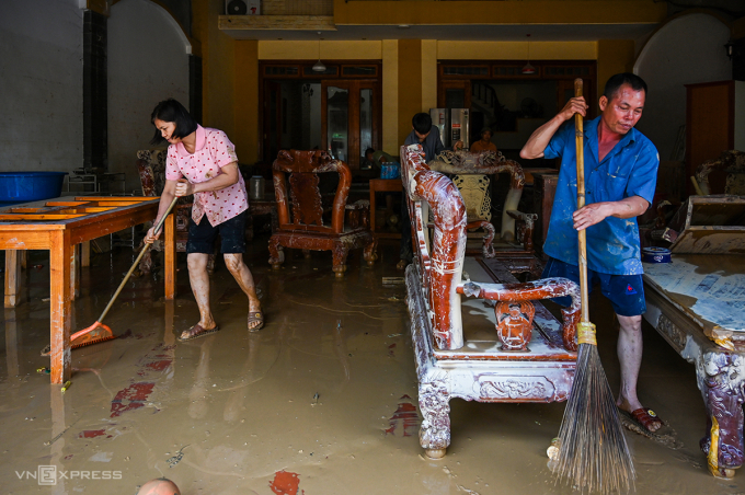 Người dân Thái Nguyên dọn dẹp nhà cửa sau ngập lụt. Ảnh: Giang Huy