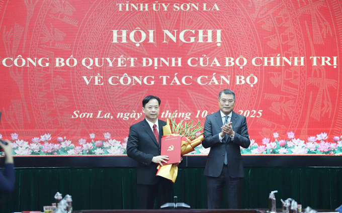 Trưởng Ban Tổ chức Trung ương Lê Minh Hưng trao quyết định của Bộ Chính trị điều động, chỉ định ông Hoàng Văn Nghiệm giữ chức Bí thư Tỉnh ủy Sơn La. Ảnh: Cao Thiên