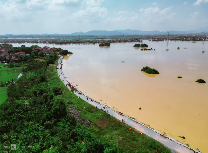 Quân dân hộ đê tả sông Cầu đoạn chạy qua xã Xuân Cẩm (huyện Hiệp Hoà, tỉnh Bắc Giang cũ) chiều 9/10. Ảnh: Văn Tĩnh