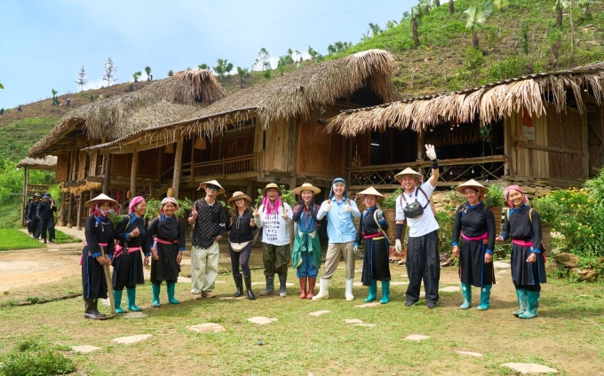 Gia đình Haha đang dẫn đầu bình chọn Chương trình truyền hình truyền cảm hứng tại Vietnam iContent Awards mùa hai, với 13.315 lượt vote. Show khai thác đời sống mộc mạc nơi làng quê Việt Nam, với sự góp mặt của Jun Phạm, Rhymastic, Bùi Công Nam, Duy Khánh và Ngọc Thanh Tâm. Các nghệ sĩ sẽ hòa nhập phong tục, tập quán và nhịp sống thường nhật của người dân địa phương.Ở mỗi chặng, chương trình đón thêm những khách mời đặc biệt. Điểm hấp dẫn của chương trình là cảnh nghệ sĩ gác lại hào quang, sự chau chuốt hình ảnh để trở thành nông dân thực thụ. Trong 7 ngày 6 đêm, họ sinh hoạt, lao động cùng bà con - từ chăm sóc vườn cây, chăn nuôi, trồng trọt, thu hoạch, đánh bắt thủy hải sản đến hóa thân thành nghệ nhân làng nghề truyền thống. Tất cả hoạt động nhằm đổi thực phẩm, nguyên liệu và chi phí sinh hoạt. Không dừng đậm yếu tố giải trí và chữa lành, chương trình còn quảng bá hình ảnh đất nước Việt Nam. Thông qua việc khắc họa vẻ đẹp thiên nhiên, nông sản, làng nghề và văn hóa vùng miền, nhất là những nơi giữ nguyên sự mộc mạc, giản dị, Gia đình Haha góp phần lan tỏa giá trị văn hóa, quảng bá điểm đến giàu tiềm năng.