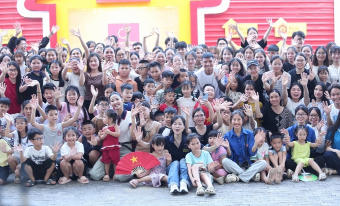 Mái ấm gia đình Việt là chuyến xe thiện nguyện do tập đoàn Hoa Sen tổ chức thường niên, trao yêu thương đến 2.000 trẻ em có hoàn cảnh đặc biệt ở các mái ấm, nhà mở, trường giáo dưỡng, làng trẻ em SOS... suốt 10 năm qua.Nối tiếp dự án thiện nguyện cùng tên, Mái ấm gia đình Việt phiên bản truyền hình thực tế ra đời, đặt mục tiêu giúp các gia đình giảm gánh nặng kinh tế, đảm bảo trẻ được đến trường. Qua mỗi tập, ban tổ chức sẽ chọn ba nhân vật tiêu biểu để hỗ trợ, đồng hành các em là người nổi tiếng nhiều lĩnh vực.Sau chương trình, êkíp và nhà tài trợ Hoa Sen tiếp tục theo sát, đồng hành các em qua nhiều hoạt động thiết thực gồm sửa chữa nhà cửa, lợp tôn, xây dựng nhà vệ sinh, giúp trẻ ổn định cuộc sống, vững vàng bước đến tương lai.Nhờ truyền tải thành công giá trị nhân văn, cách tổ chức mới lạ, nhiều năm qua, show liên tục đoạt giải thưởng lớn. Năm ngoái, tập đoàn Hoa Sen - đơn vị thực hiện chương trình - nhận giải Tổ chức vì cộng đồng tại Vietnam iContent Awards.