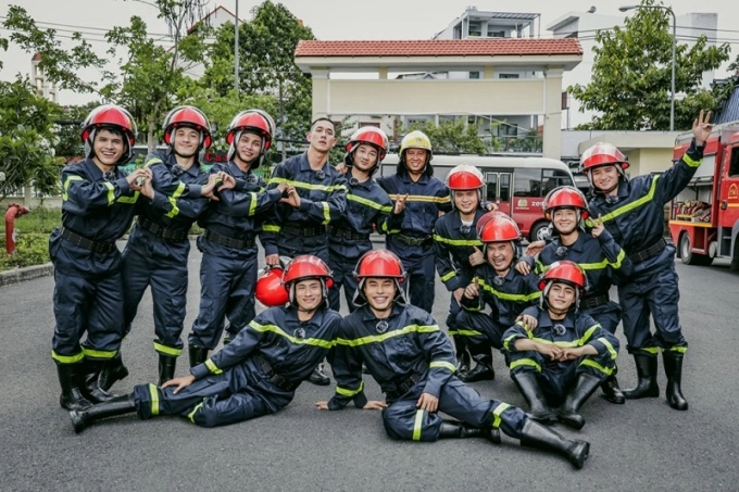 Chiến sĩ quả cảm là show trải nghiệm thực tế nhập vai hành động Việt Nam dưới sự chỉ đạo của Bộ Công an Việt Nam, do Cục Công tác Đảng và công tác chính trị phối hợp cùng Công ty TNHH Zeit Media thực hiện. Phát sóng trên kênh VTV3 từ ngày 27/7, chương trình lập tức tạo tiếng vang, thu hút lượng lớn lượt xm và bình luận tích cực. Ảnh: Zeit