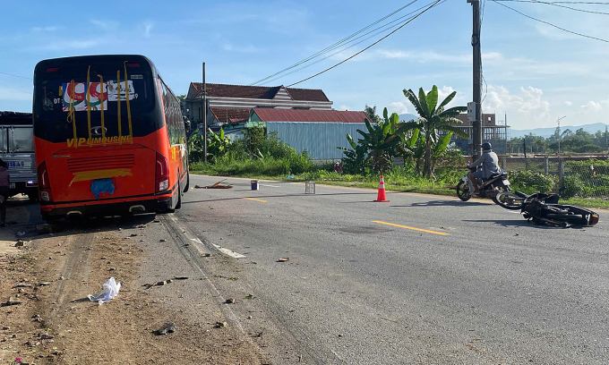 Hiện trường vụ tai nạn khiến vợ chồng đi xe máy tử vong. Ảnh: Ngọc Oanh