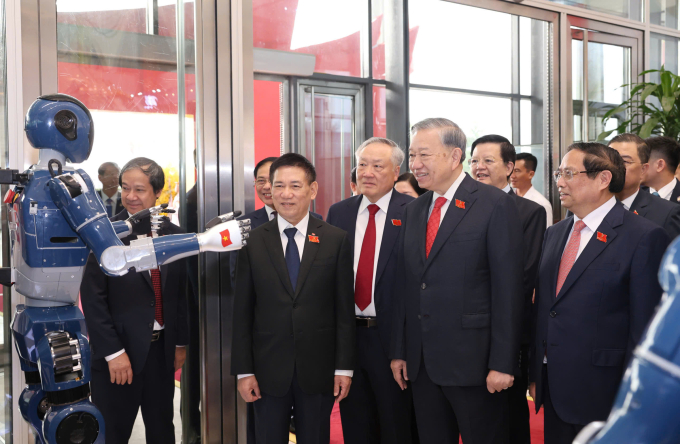 Tổng Bí thư Tô Lâm, Thủ tướng Phạm Minh Chính cũng các đại biểu tham quan một số sản phẩn bên lề đại hội. Ảnh: Hoàng Phong