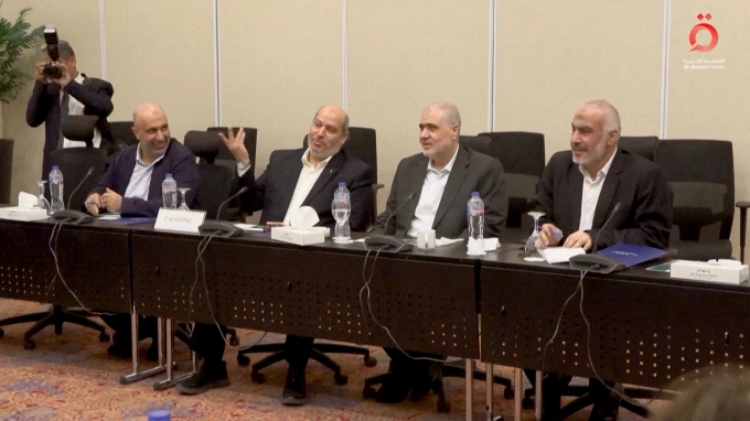 Ông Khalil al-Hayya (ngồi, thứ hai từ trái sang) tại cuộc họp với các nhà đàm phán Ai Cập, Qatar và Thổ Nhĩ Kỳ ở Sharm El-Sheikh ngày 8/10. Ảnh: Reuters