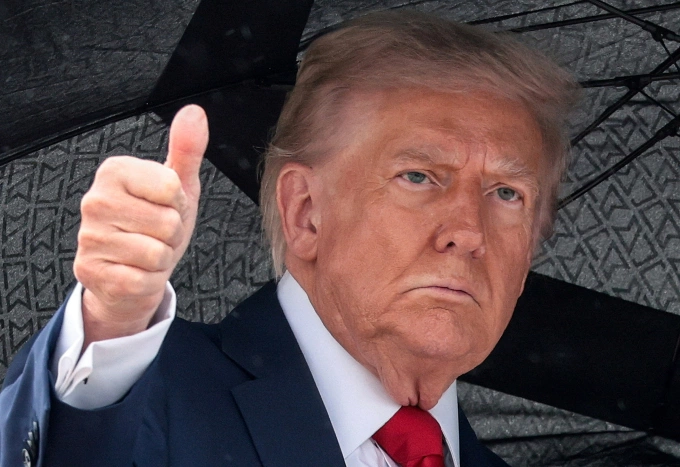 Tổng thống Mỹ Donald Trump lên chuyên cơ Không lực Một để chuẩn bị tới Trung Đông hôm 12/10. Ảnh: Reuters
