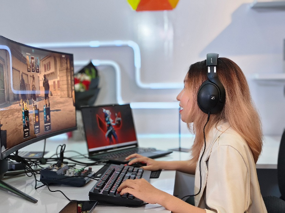 Người dùng trải nghiệm tai nghe Sennheiser. Ảnh: PGI