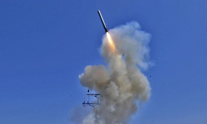 Khu trục hạm USS Barry phóng tên lửa Tomahawk tháng 3/2011. Ảnh: US Navy