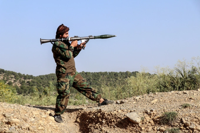 Thành viên lực lượng an ninh Taliban đứng gác ở quận Zazai Maidan, tỉnh Khost gần biên giới Afghanistan - Pakistan ngày 12/10. Ảnh: AFP