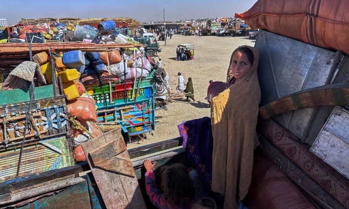 Người tị nạn Afghanistan tại khu trại ở Chaman, Pakistan chờ cửa khẩu giữa hai nước mở cửa trở lại hôm 12/10. Ảnh: AP