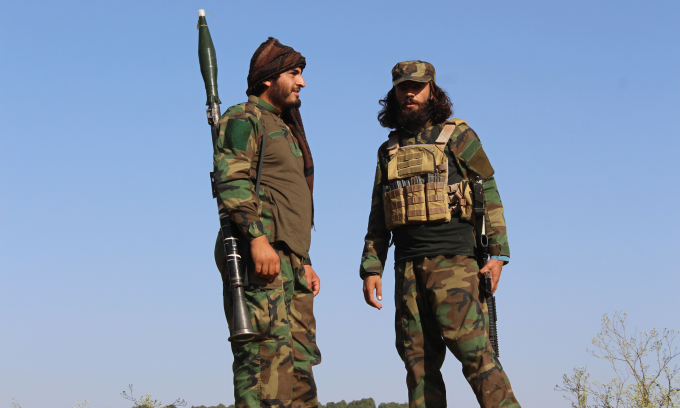 Lực lượng an ninh Taliban gần đường biên giới tại tỉnh Khost giáp với Pakistan hôm 12/10. Ảnh: AP