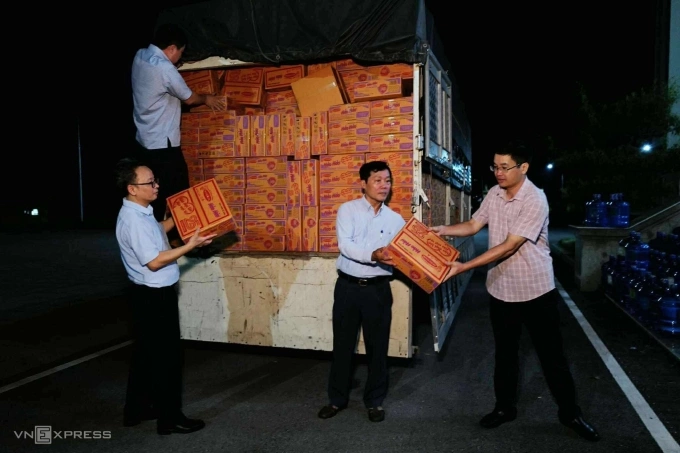 Hàng cứu trợ đến Lạng Sơn ngày 8/10. Ảnh: Ngọc Thành