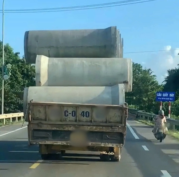 Ôtô tải chất ống bê tông cao, nhưng không chằng buộc. Ảnh: Công an Quảng Ngãi