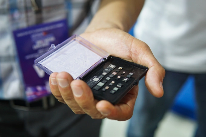 Một số mẫu chip bán dẫn cho kỹ sư Việt tham gia phát triển. Ảnh: Lưu Quý